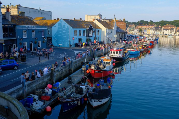 Hier liggen we in Weymouth, met aan de overkant de vissersvloot.