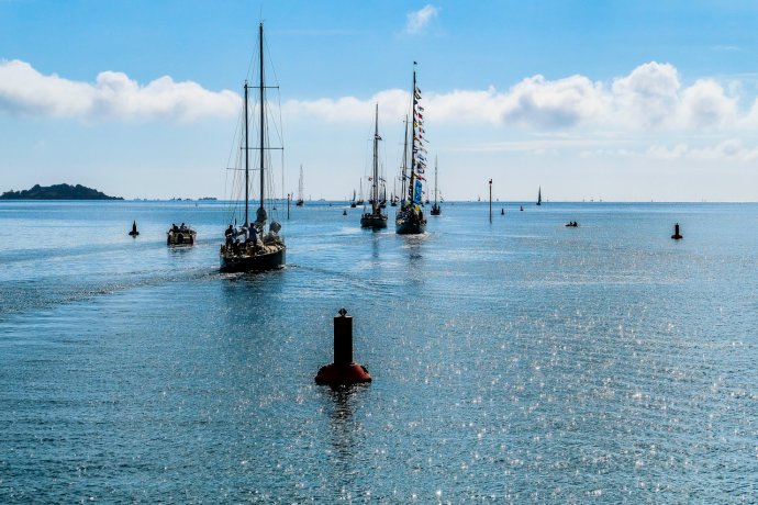 De wedstrijdzeilers op weg naar Ile-de-Bréhat.  Vandaag zeilen wij daar op weg naar Treguier.
