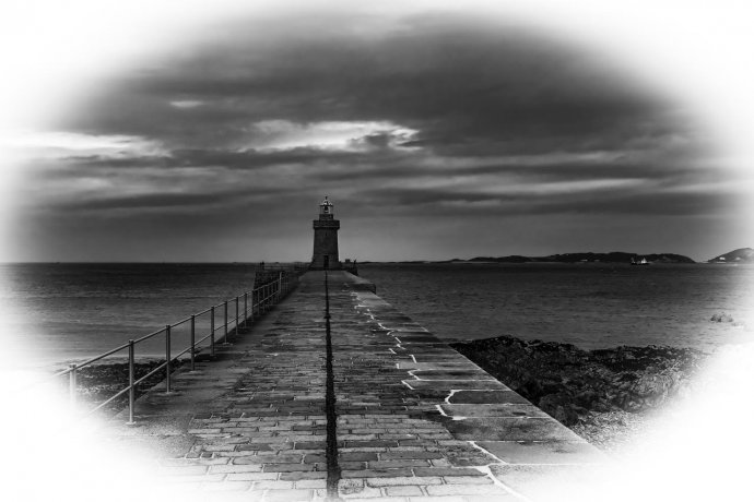 Een wandeling naar het baken bij de haveningang van  Saint Peter Port, met aan de overkant het eiland Herm.