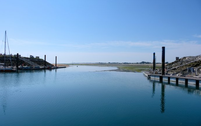 Onze haveningang bij eb en laagwater spring,  met 5 cm water onder de kiel