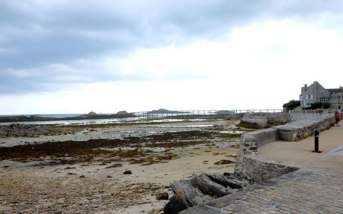Laag water bij de  lange loopbrug voor het pontje naar Ile de Batz, dat uitsluitend bij hoog water vertrekt