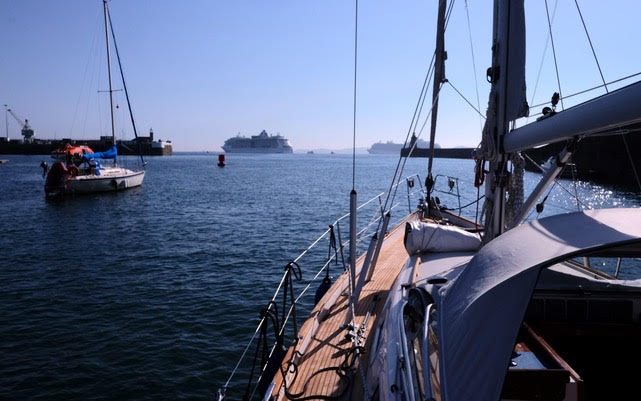 De twee cruiseschepen die vannacht zijn afgemeerd voor de haveningang van St. Peter Port 