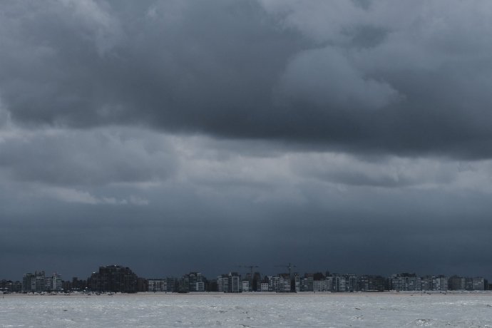 Pikzwarte buien barsten  los boven de Belgische kust