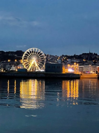 Het reuzenrad in Le Havre draait gewoon door.