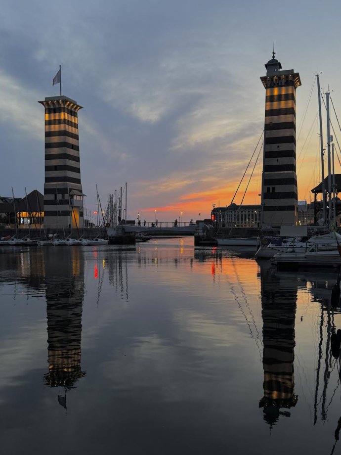 De avond valt in Deauville.
