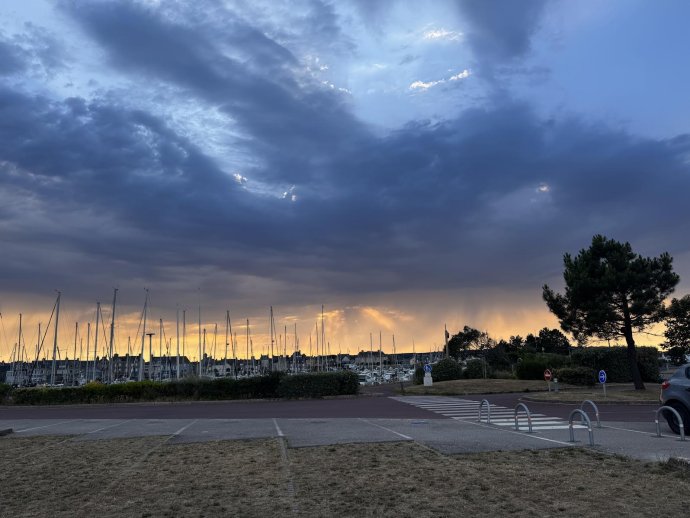 Donkere wolken boven de masten in Saint Vaast.