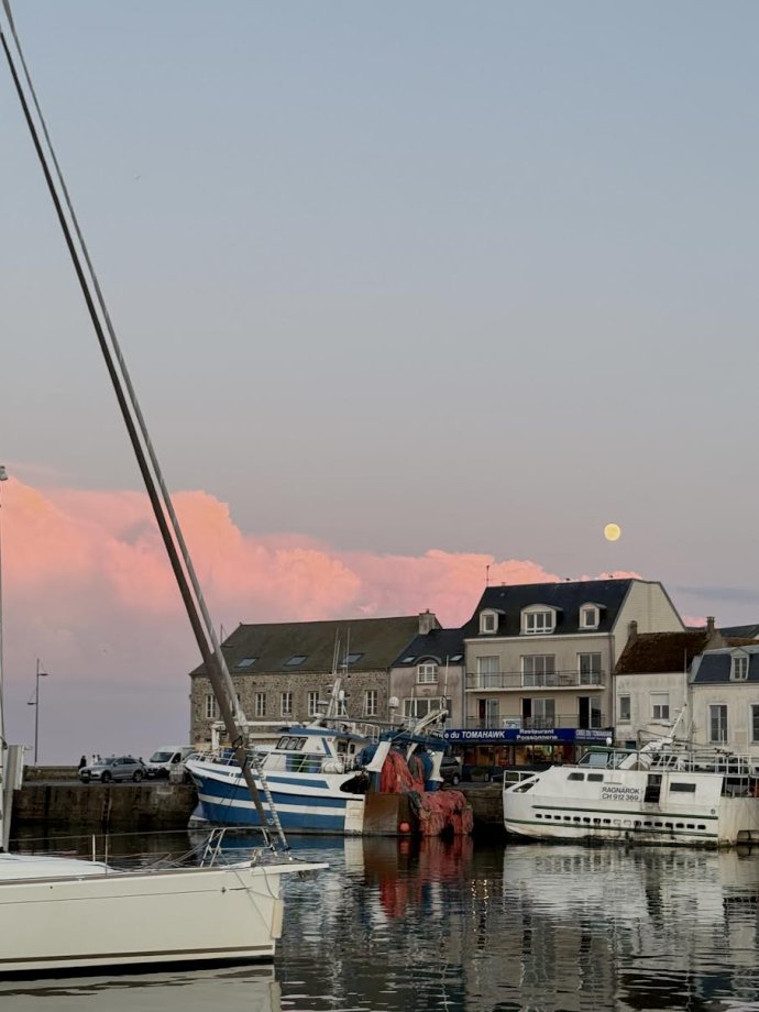 Mooie avond met wassende maan in Saint Vaast