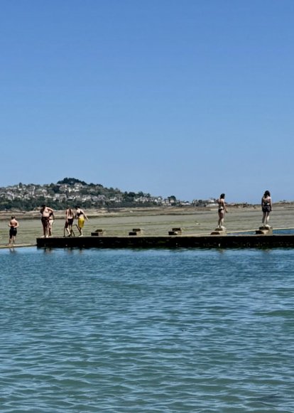 Het natuurbadje dat overblijft als de baai droog valt.