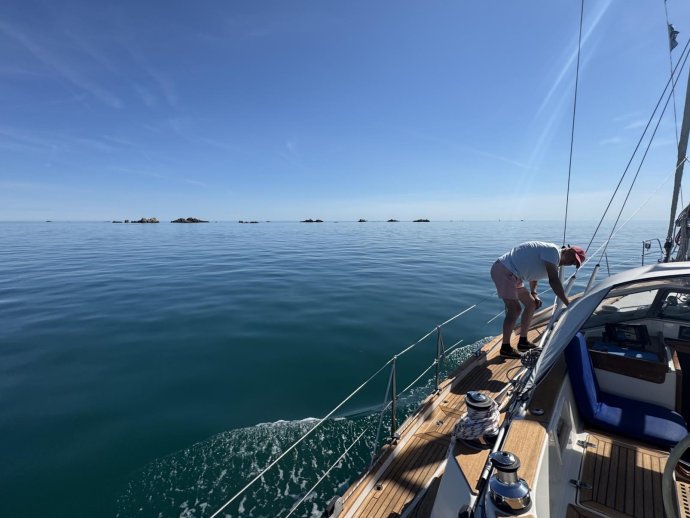 De bimini wordt weer opgezet, ook op zee.
