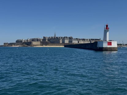Net voor de ingang naar de sluis van Saint Malo.