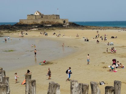 Een heerlijke stranddag aan de voet van de oude binnenstad.