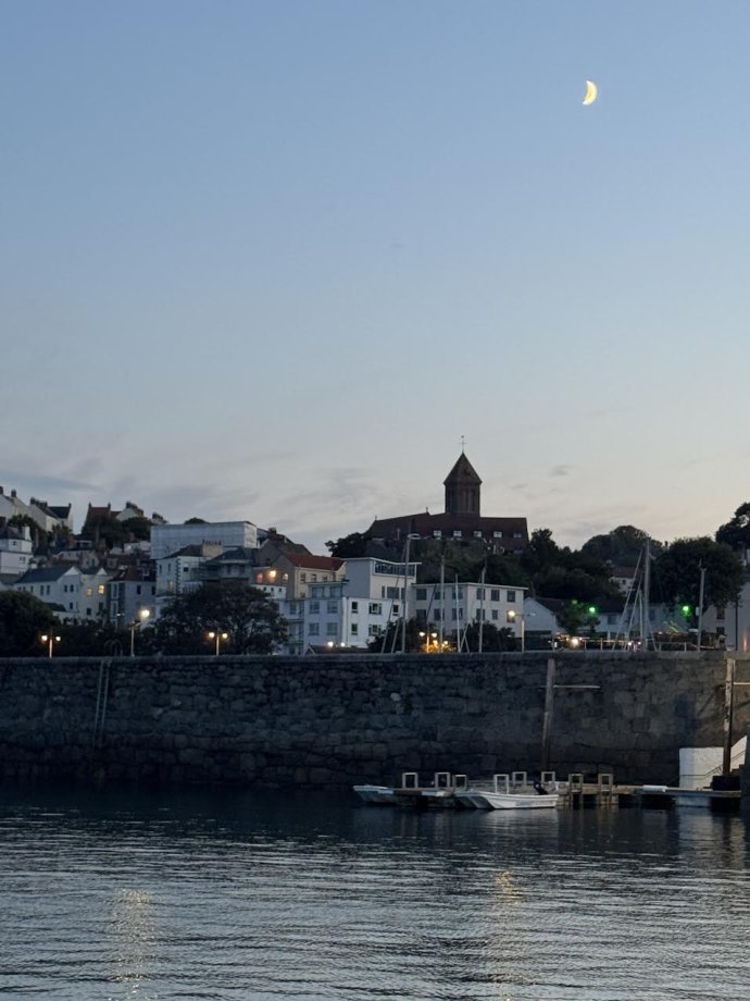 De avond valt in Saint Peter Port.