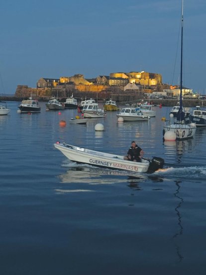 Prachtig utizicht op Castle Cornet en de havenmeester komt nog even gedag zeggen.