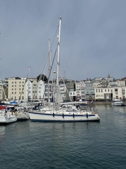 Pietertje 2 in de marina van Saint-Peter-Port.