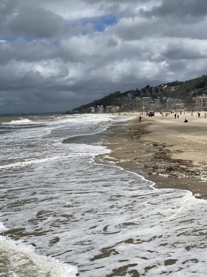 Stormachtige luchten en onstuimige rollers op een rustige zondag in Trouville.