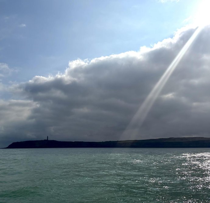 Bij Cap-Gris-Nez piept de zon tevoorschijn.